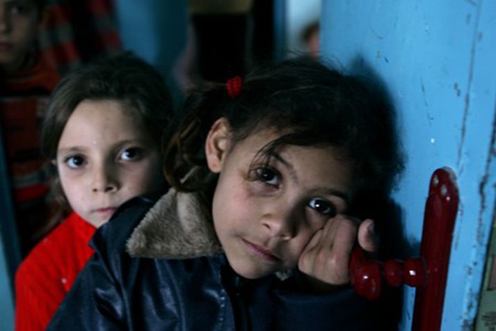 Tvær Palestínskar stúlkur leita skjóls í skóla Sameinuðu þjóðanna á Gaza.