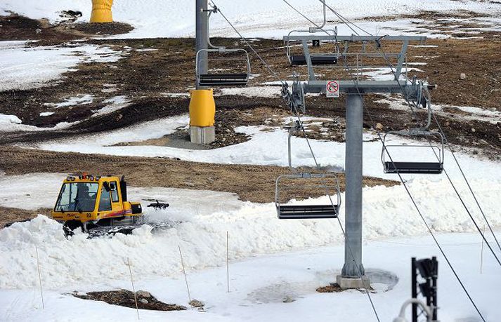 Snjóplógur dreifir úr snjó í brekkum Cypress-fjalls norður af Vancouver til að undirbúa brekkurnar fyrir keppni á Ólympíuleikunum.
Nordicphotos/AFP