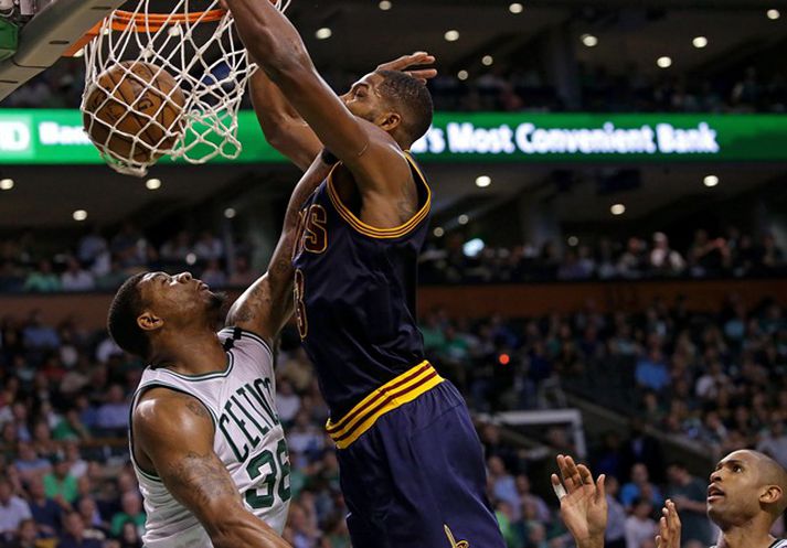 Tristan Thompson treður yfir varnarlausan Marcus Smart. Myndin er lýsandi fyrir leikinn í nótt.