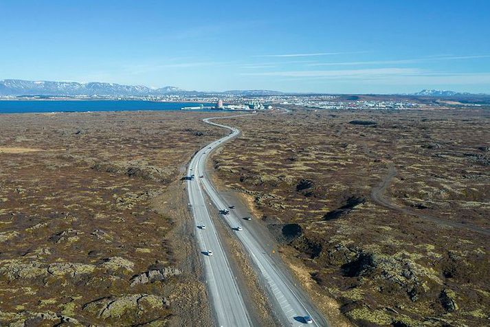Áreksturinn átti sér stað á Reykjanesbraut.