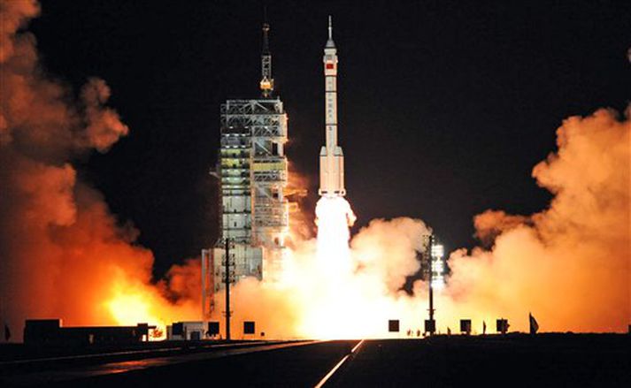 Kínverska geimfarinu skotið á loft í dag.