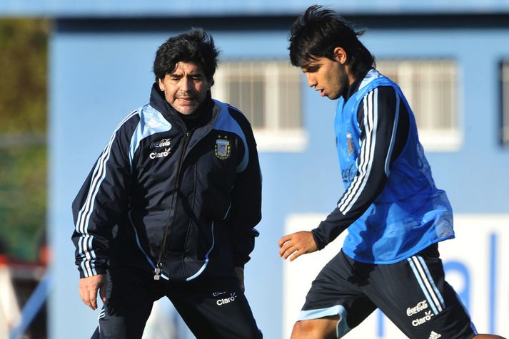 Diego Mardadona og Sergio Aguero á æfingu með argentínska landsliðinu árið 2009. Maradona var þá landsliðsþjálfari.