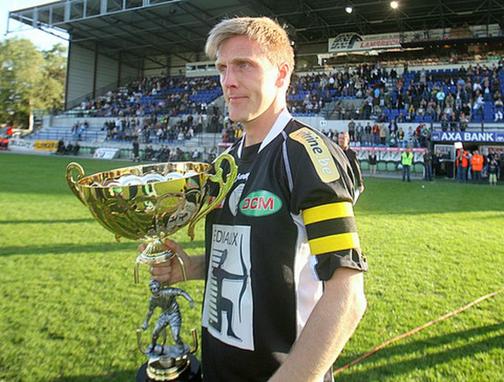 Rúnar Kristinsson tekur við viðurkenningu eftir lokaleik sinn hjá Lokeren.