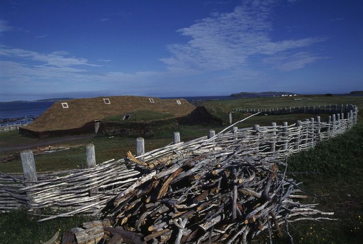 Langhús sem reist hefur verið í L'Anse aux Meadows á Nýfundnalandi.