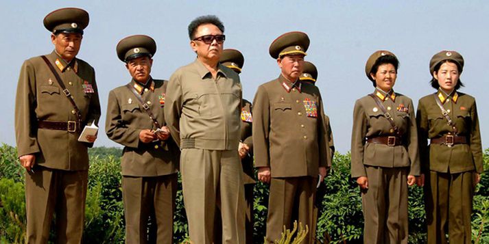 Kim Jong-il, leiðtogi Norður-Kóreu, ásamt nokkrum herforingja sinna.