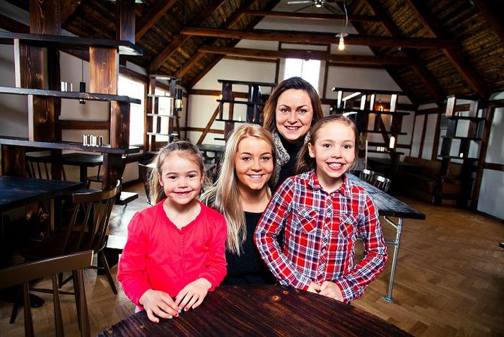 Fjölskyldustaður Heba Finnsdóttir ásamt dætrum sínum Bríeti, Birtu Rún og Mörtu Maríu Jóhannesdætrum.