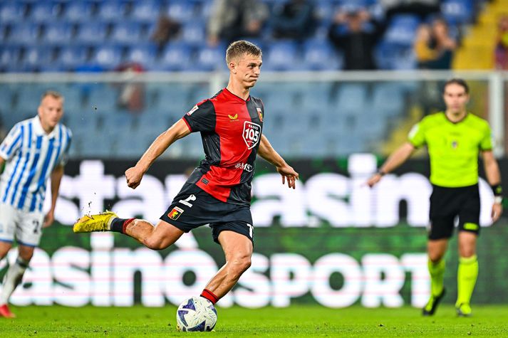 Albert Guðmundsson tekur hér vítaspynu fyrir Genoa liðið.