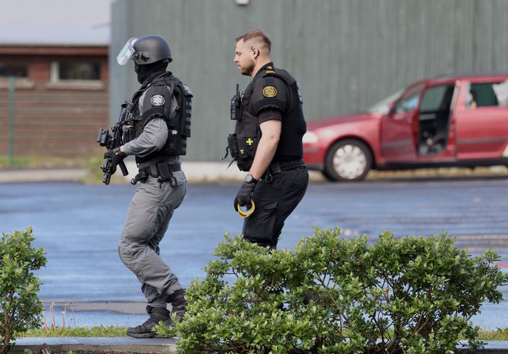 Uzbrojony funkcjonariusz jednostki specjalnej policji podczas akcji w Hafnarfjörður