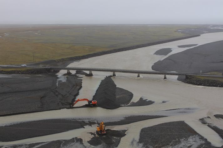 Hreggviður Símonarson stýrimaður tók þessa mynd úr TF-GNA af brúnni yfir Steinavötn.