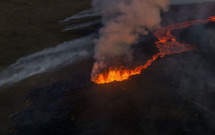 Borið hefur á því að fólk fari alltof nálægt og jafnvel upp á nýja hraunið.