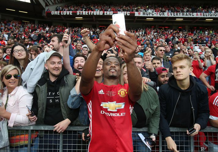 Patrice Evra með stuðningsmönnum Manchester United.