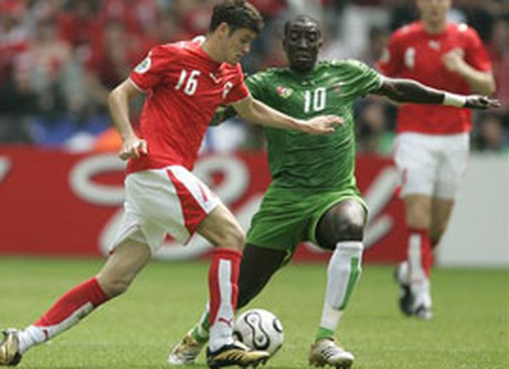 Tranquillo Barnetta í baráttu við Mamam Cherif-Toure