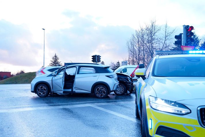 Frá vettvangi árekstursins í Garðabæ. Ekki urðu alvarleg slys á fólki.