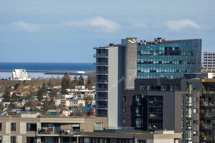 Íslandsbanki herðir reglur sínar um viðskipti starfsmanna, bæði almennra starfsmanna og miðlara.