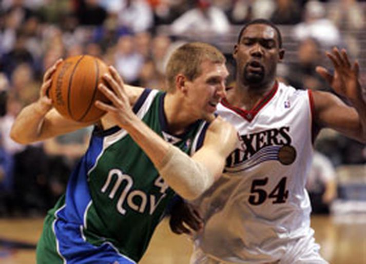 Dirk Nowitzki meiddist í leiknum gegn Philadelphia í gær og það munaði um minna hjá Dallas