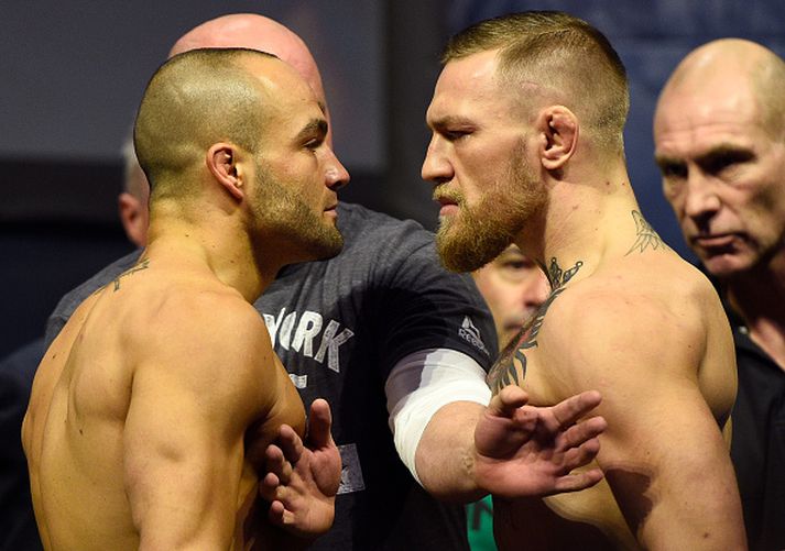 Eddie Alvarez og Conor McGregor í vigtuninni í gær.