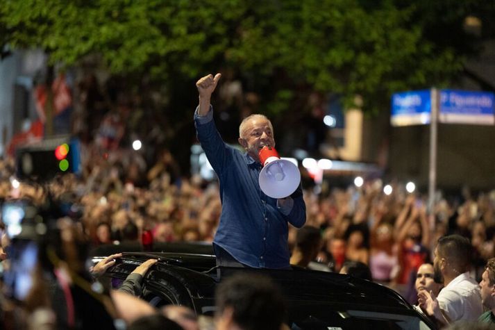 Lula da Silva ávarpar mannskara eftir sigur sinn í forsetakosningum. 