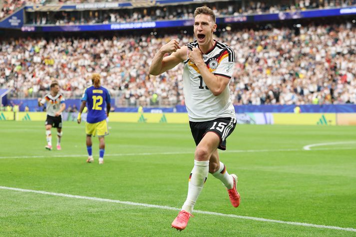 Nico Schlotterbeck fagnar marki sínu eftir að hann kom þýska landsliðinu í 2-1.