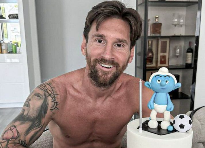 Lionel Messi með afmæliskökuna sína og hann virðist vera ánægður með hana.