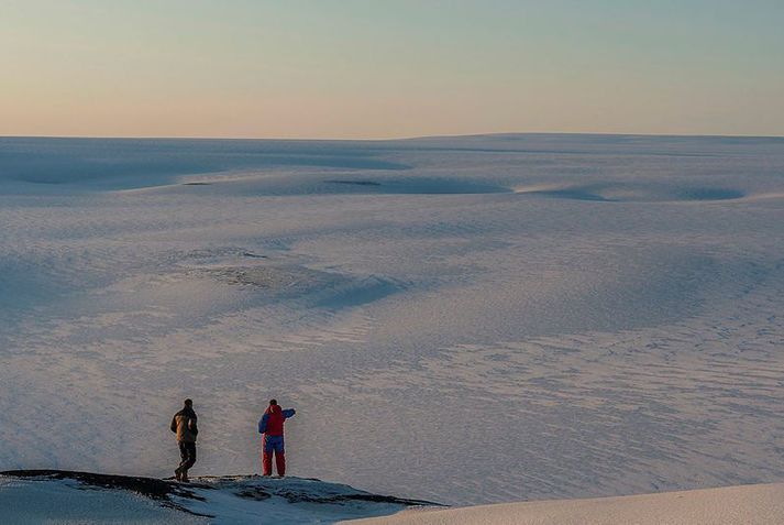 Jarðskjálfti sem mældist 3,9 að stærð varð á tólfta tímanum í dag. Minniháttar skjálfti fylgdi í kjölfarið.