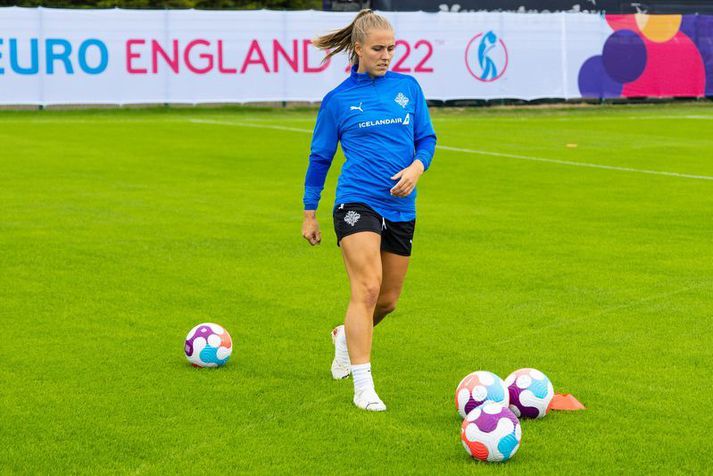 Guðrún Arnardóttir á æfingu með íslenska landsliðinu á æfingasvæði Crewe Alexandra.