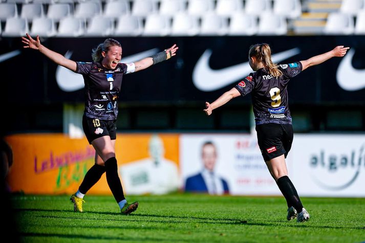 Sandra María Jessen og Karen María Sigurgeirsdóttir fagna marki þeirrar síðarnefndu.