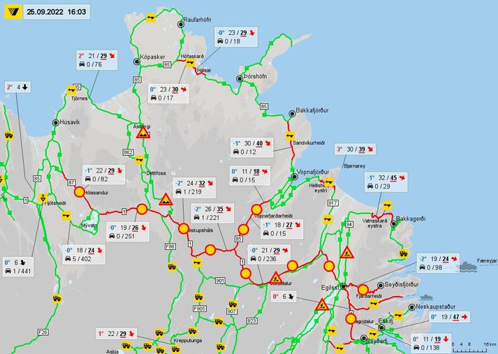 Eins og sjá má á myndinni hefur fjölmörgum vegum verið lokað.