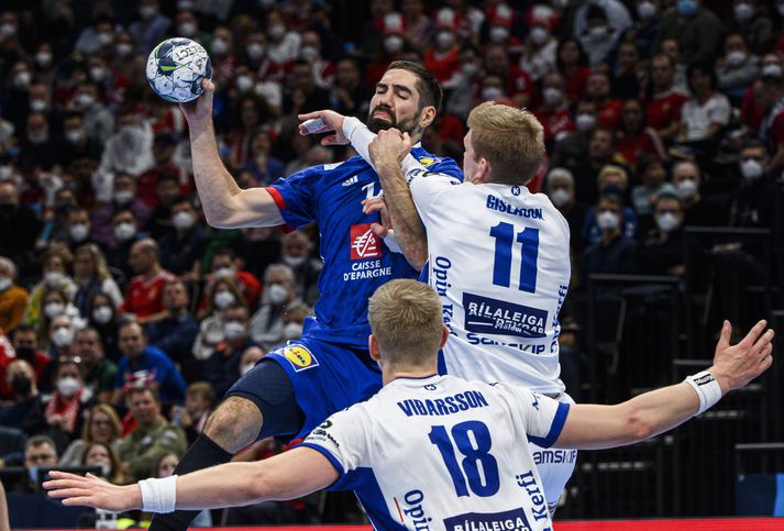 Nikola Karabatic í baráttu gegn Ými Erni Gíslassyni og Elliða Snæ Viðarssyni í leiknum í gær