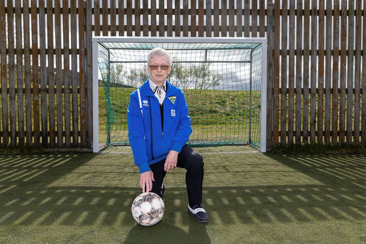 Garðar Guðmundsson er áttræður í dag en hann er einn stofnenda Gróttu og þjálfar enn fótbolta: Old Boys alla miðvikudaga klukkan 19. Garðar sló snemma í gegn sem rokkstjarna og hefur sungið með ófáum hljómsveitunum og komið fram á sýningum. Til viðbótar er Garðar einn stofnenda Taflfélags Seltirninga. Á laugardaginn verður haldið heiðursmót í Gróttu í tilefni stórafmælis Garðars og er fólk hvatt til að fjölmenna. Eftir mót verður boðið upp á hamborgara, bjór og gos í klúbbhúsinu.  