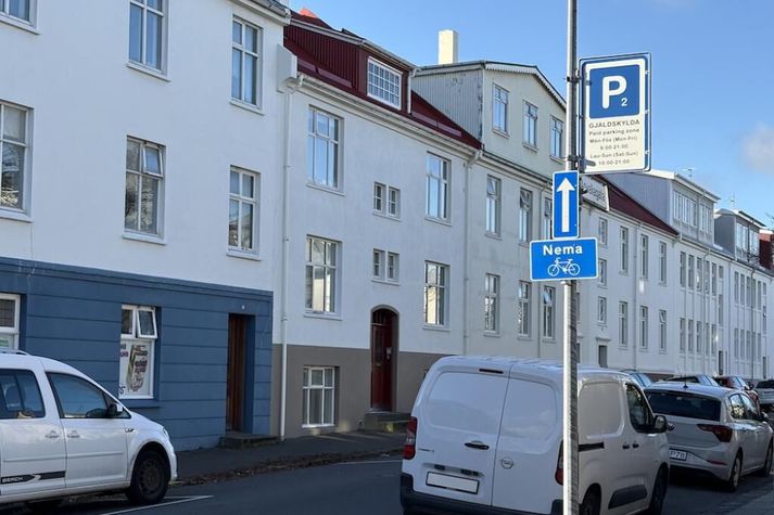 Þetta skilti blasir við á Ásvallagötu við kjörbúðina Kjötborg. Einstefna í vesturátt en hjólandi mega hjóla á móti umferð.