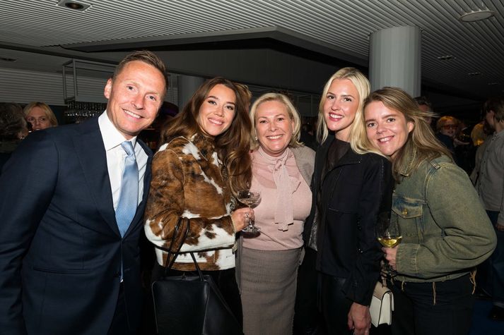 Björn Skúlason, Kristín Gunnarsdótir, Halla Tómasardóttir, Guðrún Magnúsdóttir og Ólöf Skaftadóttir voru í góðum gír á frumsýningu á verkinu Svikasögur.