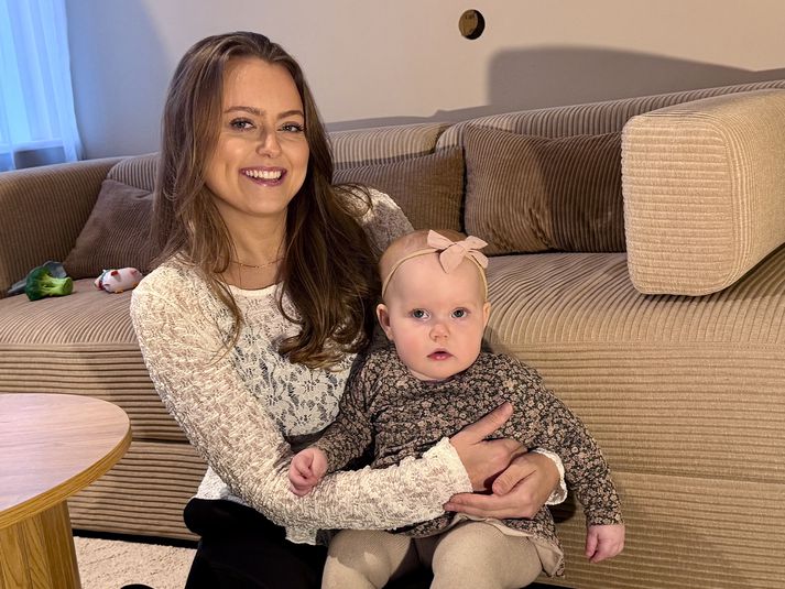 Mæðgurnar Unnur Ósk og Matthildur Birta er nú í fæðingarorlofi sem lýkur um áramótin. Þá segir Unnur að óvissan taki við, barnið sé ekki komið með leikskólapláss.