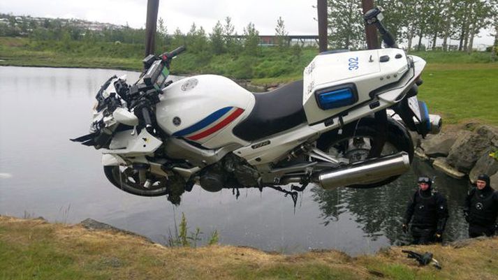 Hjólið var híft upp úr læknum á fimmta tímanum í dag.