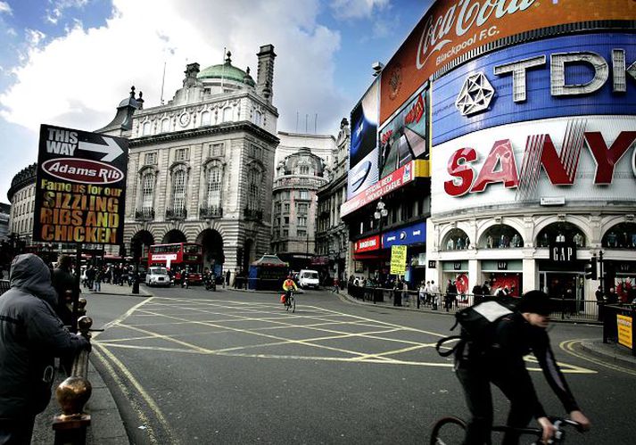 Piccadilly circus Íslenskar eftirlitsstofnanir áttu í vandkvæðum með að elta hraðan uppgang íslensks fjármálakerfis árin fyrir hrun. Meðal eftirlitsstofnana heimsins er umræða um hvernig koma megi í veg fyrir vandamál viðlíka þeim sem Icesave-reikningar Landsbankans hafa valdið. Fréttablaðið/Valli