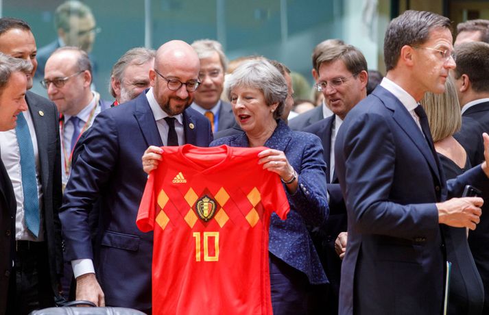 Charles Michel, forsætisráðherra Belga, afhentu Theresu May belgísku landsliðstreyjuna á dögunum. Svo gæti farið að England og Belgía mætist í úrslitum HM.