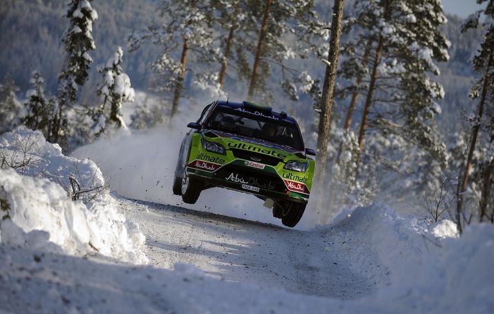 Miko Hirvonen á Ford Focus flýgur í norskum skógi í dag.