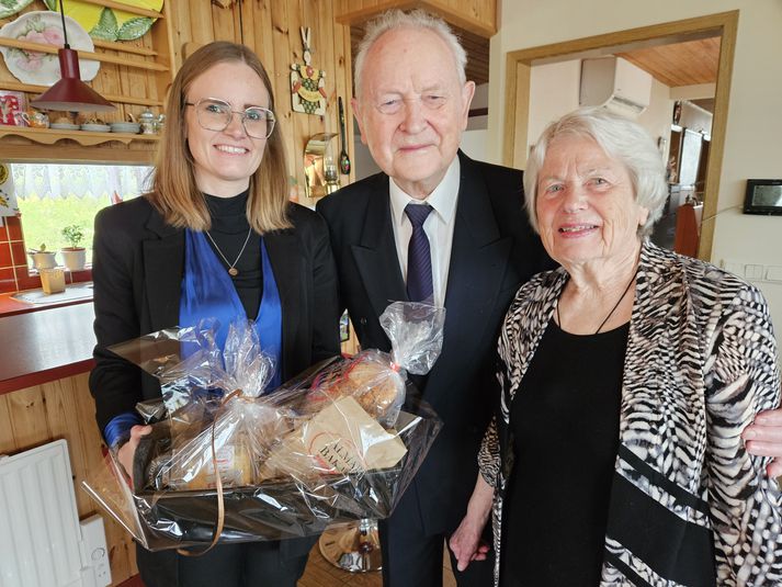 Hulda sveitarstjóri, ásamt hjónunum Theodóri og Esther, sem fengu glæsilega morgunverðarkörfu að gjöf í morgun á sjálfan þjóðhátíðardaginn.