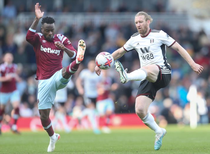 West Ham United og Fulham eru bæði með veðmálaauglýsingar framan á treyjum sínum. Þau þurfa að fara að leita sér að nýjum aðalstyrktaraðilum.