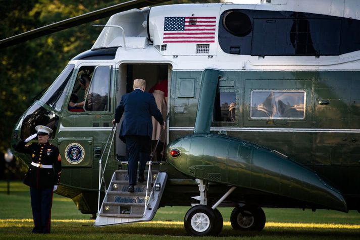 Donald Trump stígur hér inn í forsetaþyrluna er hann hélt til móts við NATO-leiðtogana í Brussel.