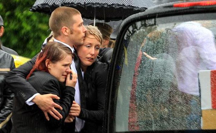 Rosie-Ann Stone (til vinstri) og Jennie Stone syrgja bróður sinn sem lést í Afganistan í fyrra.