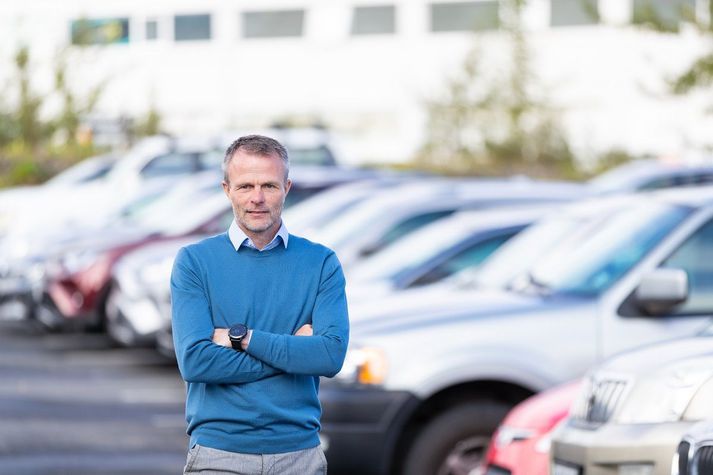 Helgi Bjarnason, forstjóri VÍS, hyggst bjóða viðskiptavinum fyrirtækisins áhugaverðan díl. Leyfðu okkur að fylgjast með akstrinum, keyrðu sómasamlega og þá lækkum við iðgjöldin þín.