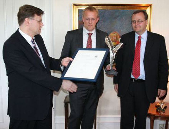 Árni M. Mathiesen fjármálaráðherra, Páll Gunnar Pálsson forstjóri og Gylfi Magnússon stjórnarformaður.