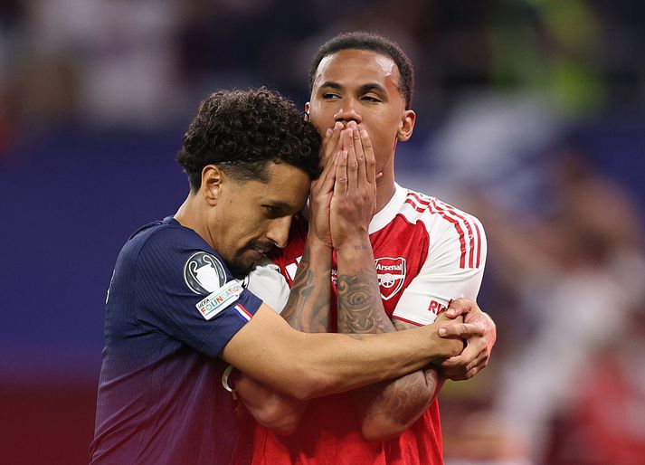 Marquinhos var fljótur til að faðma Gabriel eftir spyrnuna örlagaríku í kvöld.