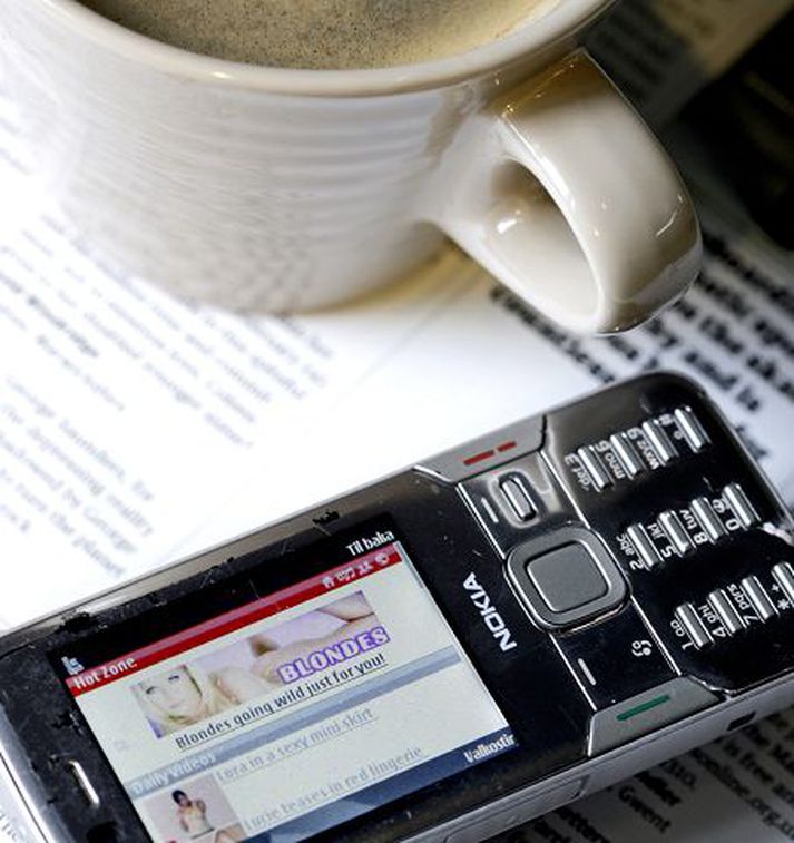 Klám á skjá Vodafone á Íslandi segist ekki lengur selja erótískt efni. Slíkt efni hefur líka verið til sölu í Sjónvarpi Símans í gegnum áskriftapakka og aðgang á vídeóleigunni SkjáBíói. 