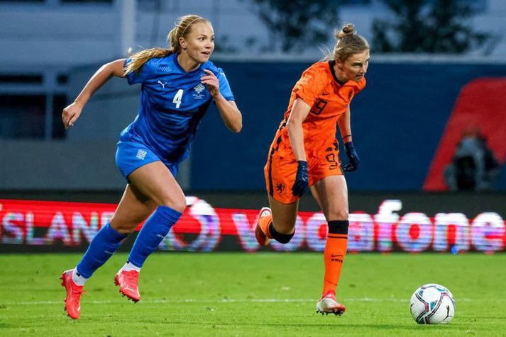 Glódís Perla Viggósdóttir hafði góðar gætur á Vivianne Miedema í leiknum í kvöld.