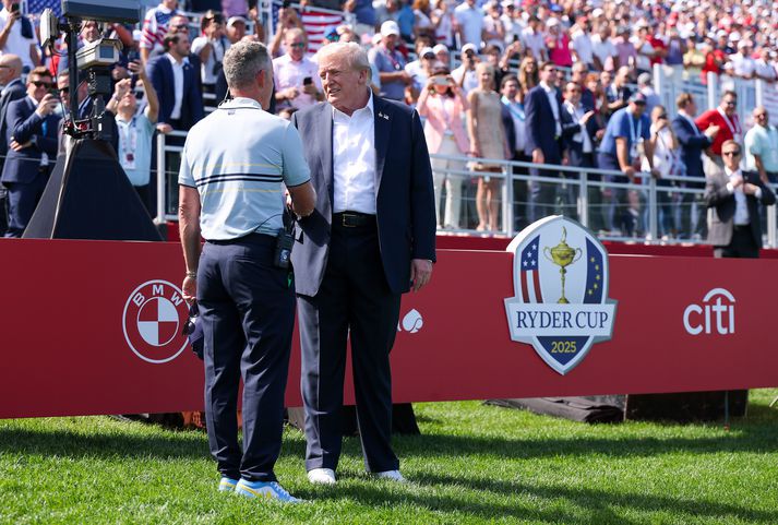 Donald Trump heilsaði upp á Luke Donald þegar hann mætti til að fylgjast með Ryder-bikarnum í gær.