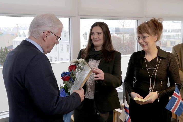 Regin Jespersen tekur við gjafabréfi úr hendi Valdísar Steinarrsdóttur (í miðið) og Rakelar Sigurgeirsdóttur.