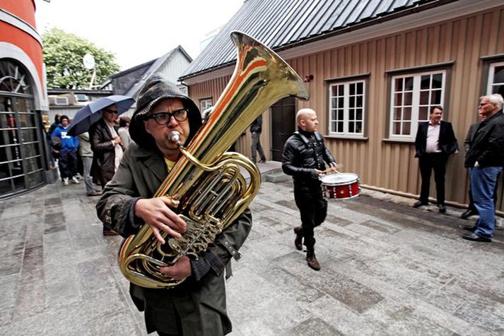 Ætla má að tónlist þessara manna hafi borist mörgum nágrönnum til eyrna, þó draga verði það í efa að kallað hafi verið til lögreglu í það skiptið. Mynd úr safni.