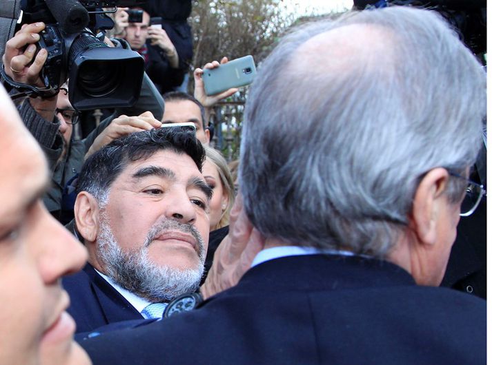 Fjölmiðlar eltu Maradona á röndum í Madrid í gær. Hér er hann að kveðja Florentino Perez, forseta Real Madrid, eftir að hafa tekið hádegismat með honum og forseta Napoli.