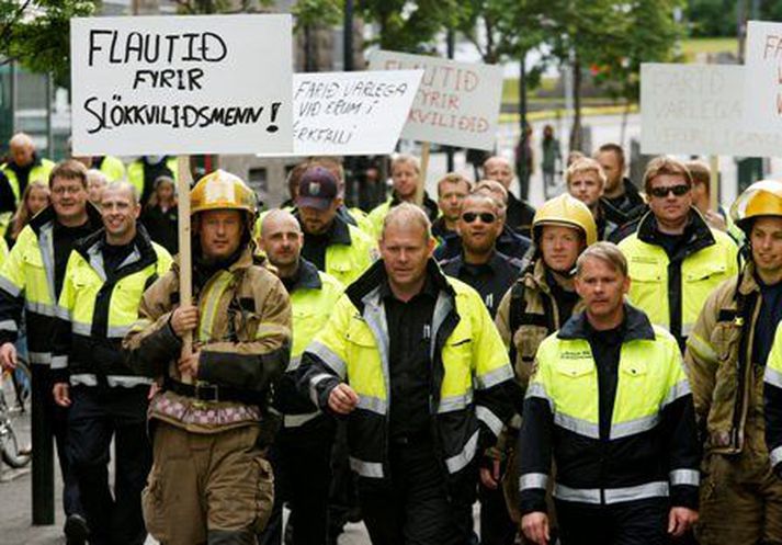 15 til 20 slökkviliðsmenn eru nú staddir á Aðaldalsflugvelli á Húsavík